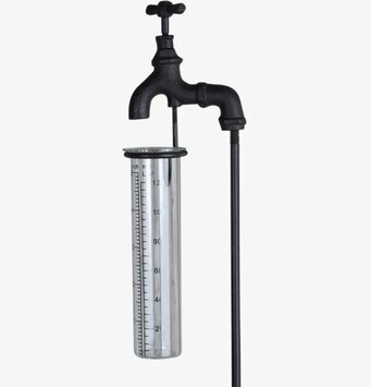 Bild av en klassisk och robust regnmätare i gjutjärn