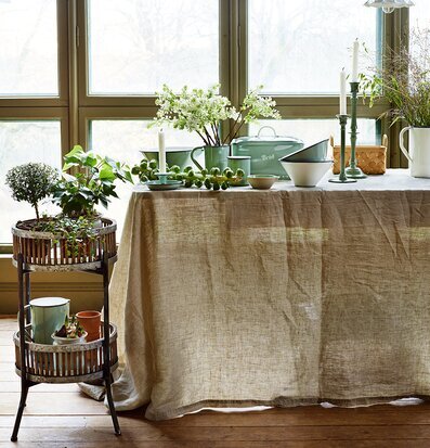 Foto av rustik inredning med bord och dekorationer