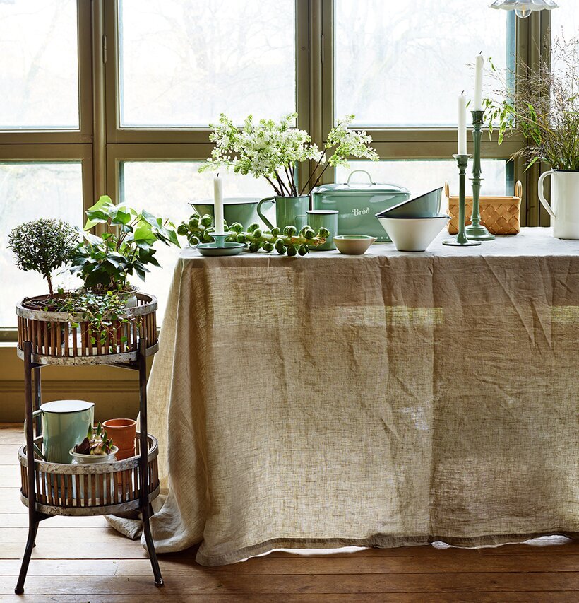 Foto av rustik inredning med bord och dekorationer