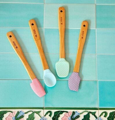 Foto av färgglada köksredskap i silikon och trä