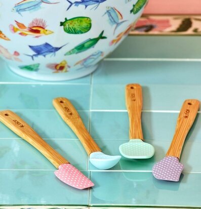 Bild av färgglada köksredskap med trähandtag