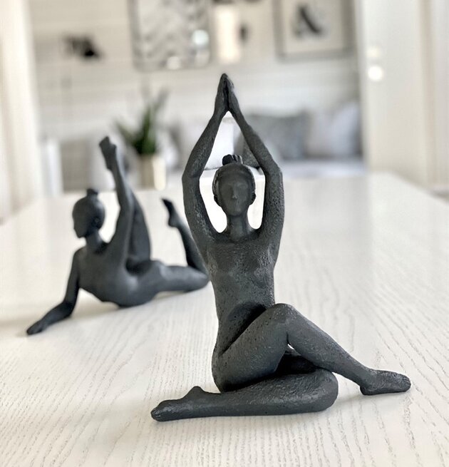 Yoga Tuwa från Nääsgränsgården i en harmonisk yogaposition