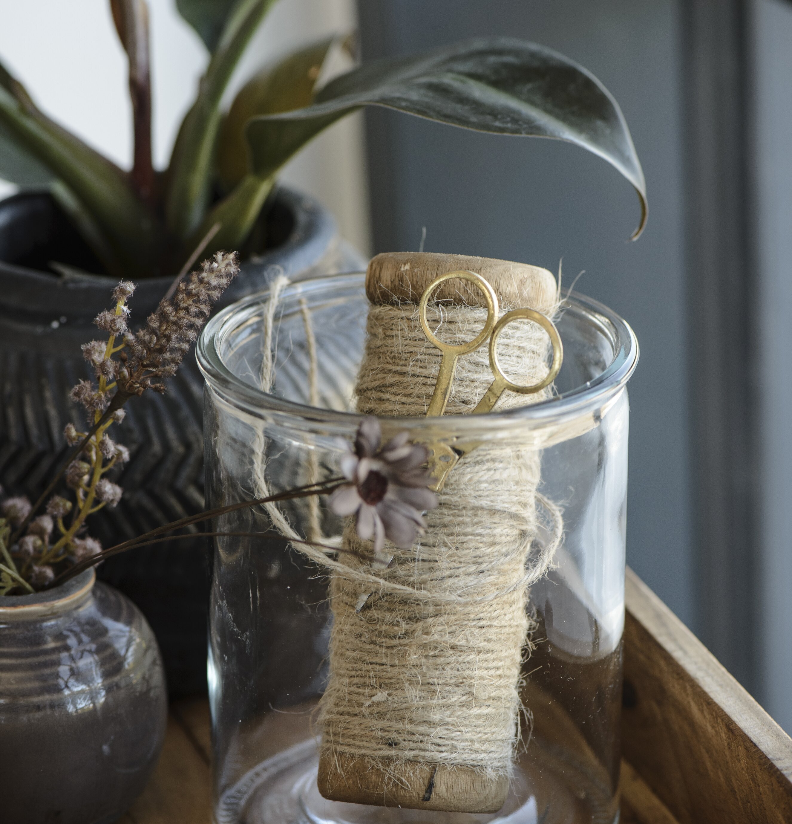 Bild av stilfull uppställning med trådhållare och sax