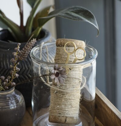 Bild av stilfull uppställning med trådhållare och sax