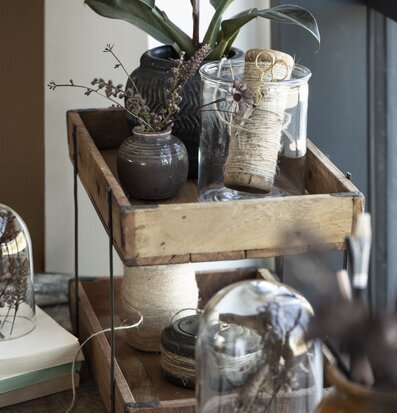 Bild av harmonisk miljö med trälåda och dekorationer