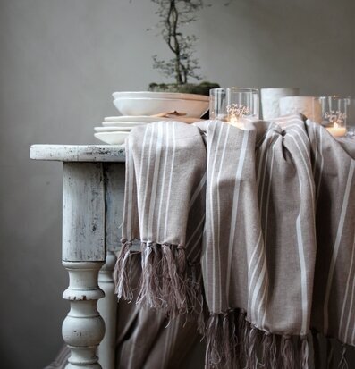 Bild av elegant dukning med keramik och växtinslag