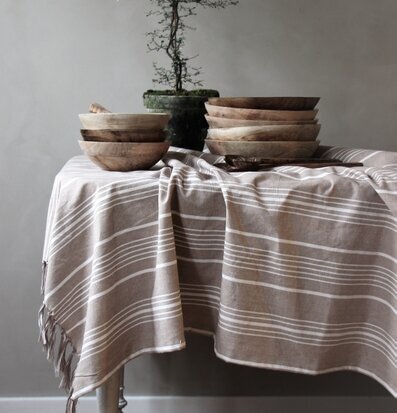 Bild av harmonisk inredning med duk och trädetaljer