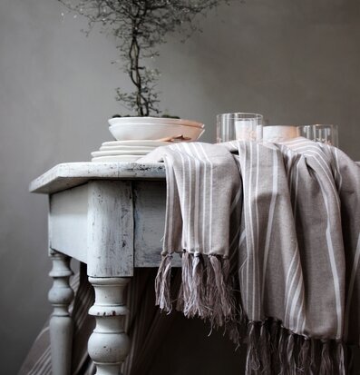 Bild av elegant dukning med rustikt bord och detaljer