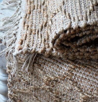 Bild av naturlig jute bordslöpare med rustik charm