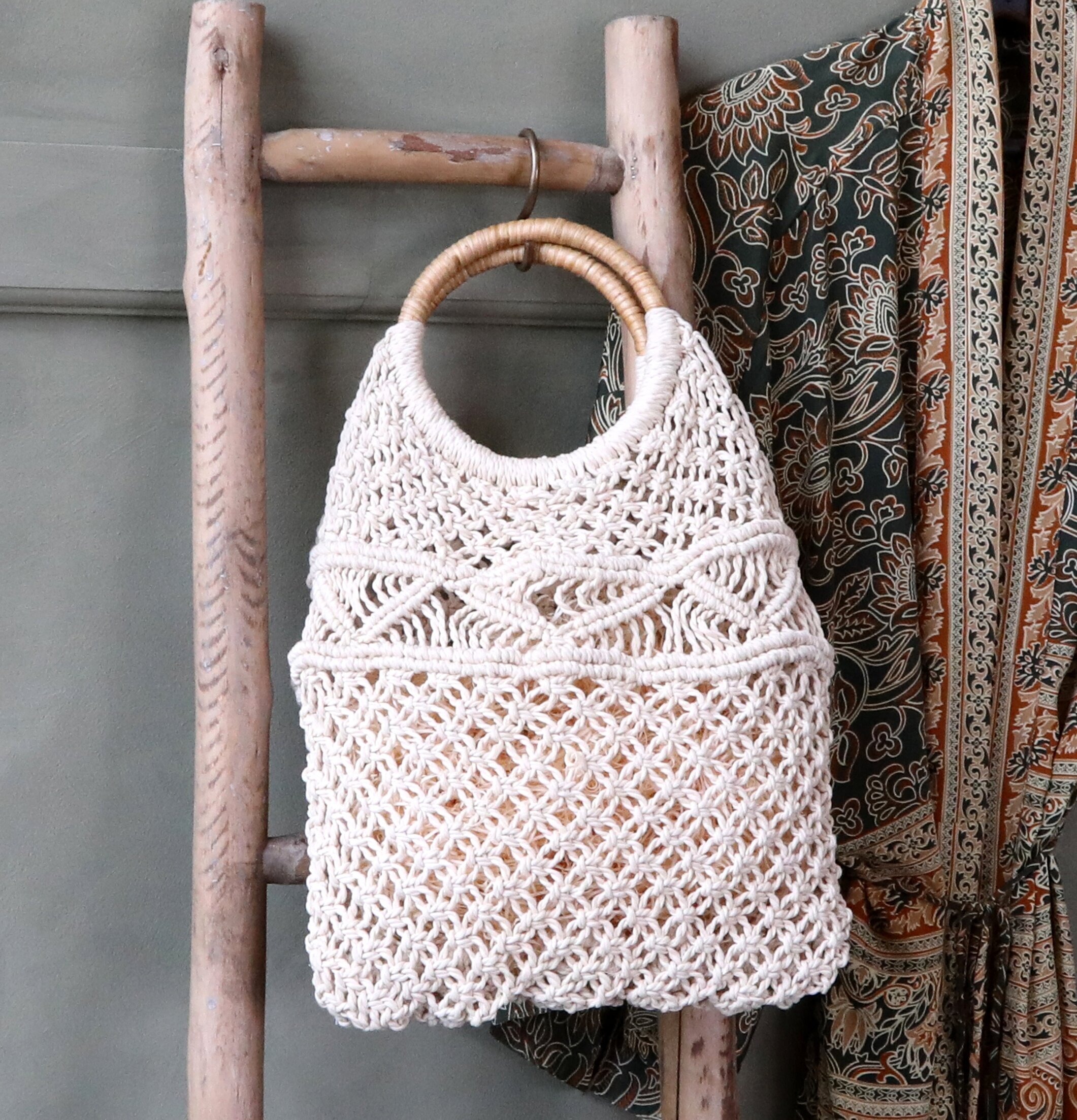 Väska Med Handtag Rotting från Chic Antique på trästege