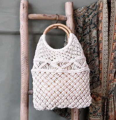 Bild av rustik väska och klädesplagg i bohemisk stil