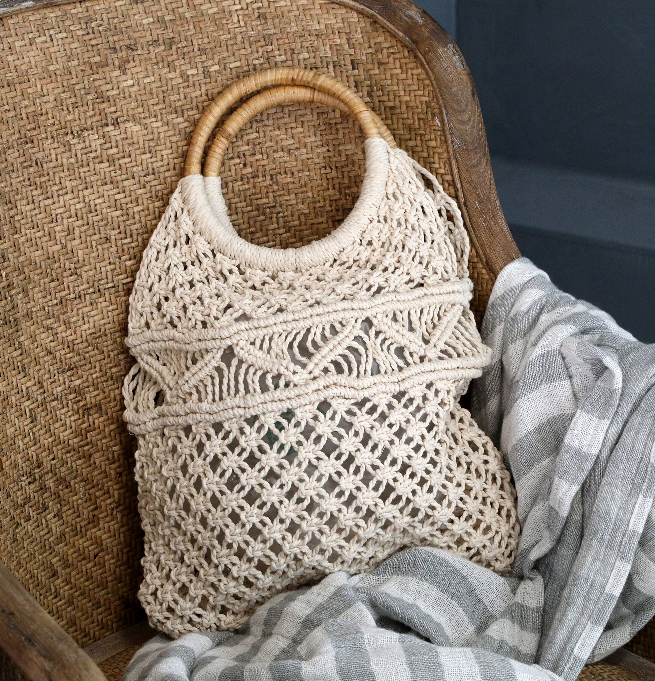 Bild av rottingväska med handtag och randig filt