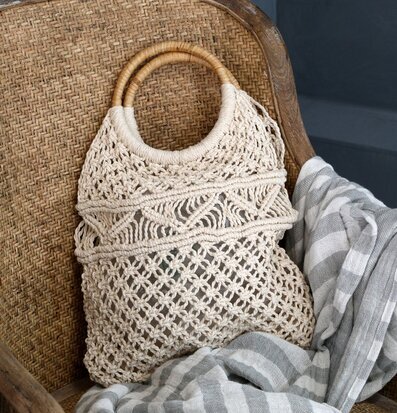 Bild av rottingväska med handtag och randig filt