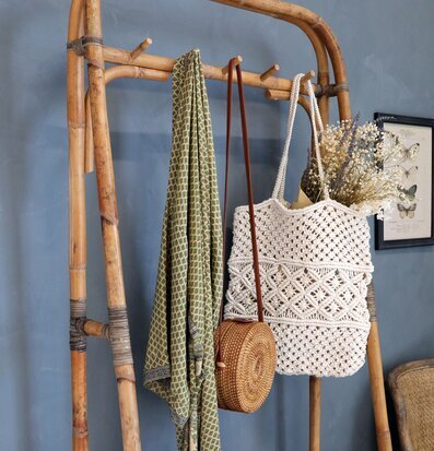 Foto av stilfullt arrangemang med väskor och tygdetaljer