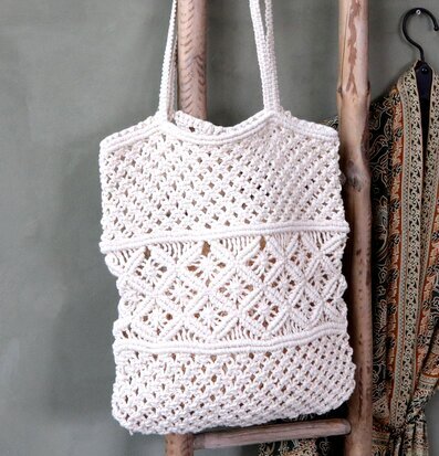 Bild av virkad väska med flätade handtag och kimono