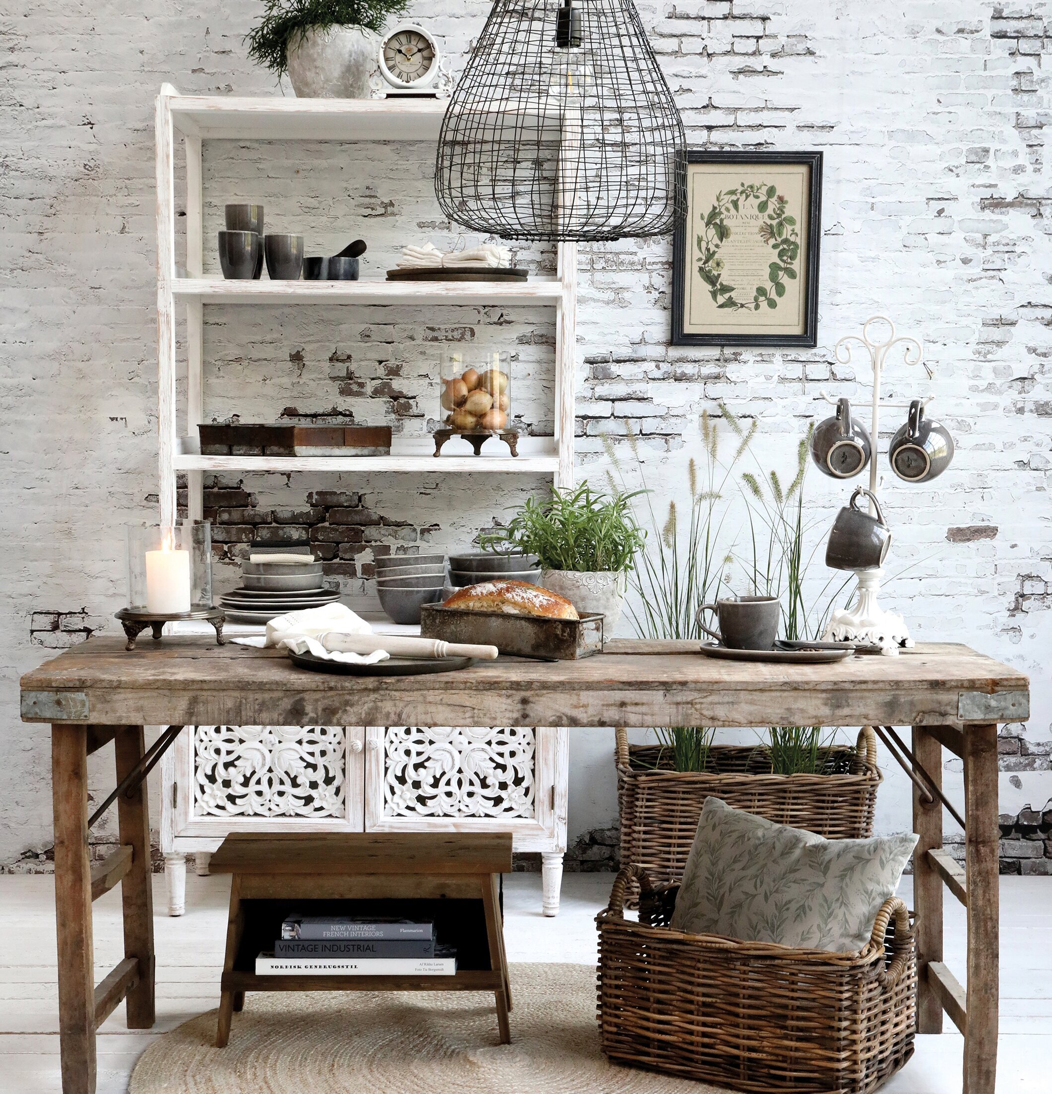 Foto av rustik inredning med industriella inslag