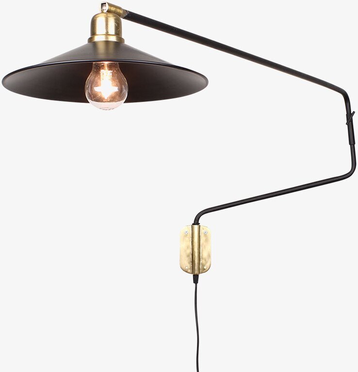 Vägglampa Lång Arm Svart/Mässing från Strömshaga monterad