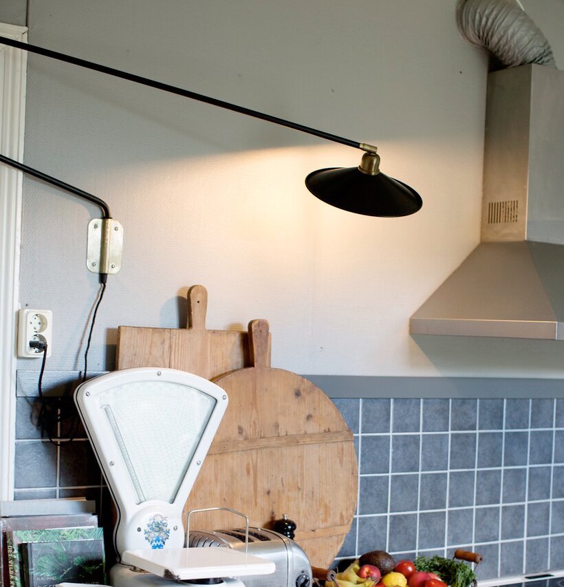 Vägglampa Lång Arm Svart/Mässing från Strömshaga i kök
