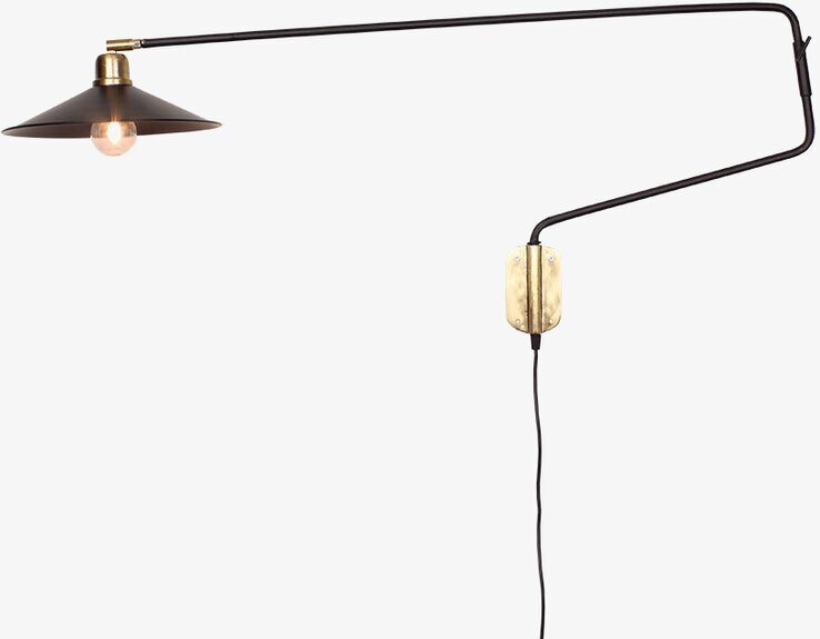 Bild av elegant vägglampa med lång arm och mässing