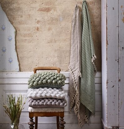 Bild av stilren interiör med vintage-stol och plädar