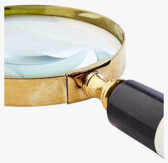 Bild av elegant förstoringsglas med gyllene detaljer