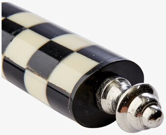 Bild av detaljrikt handtag med schackmönster