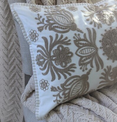 Foto av elegant kudde och filt i harmonisk interiör