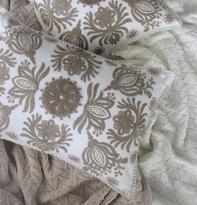 Bild av smakfullt arrangerade dekorativa kuddar