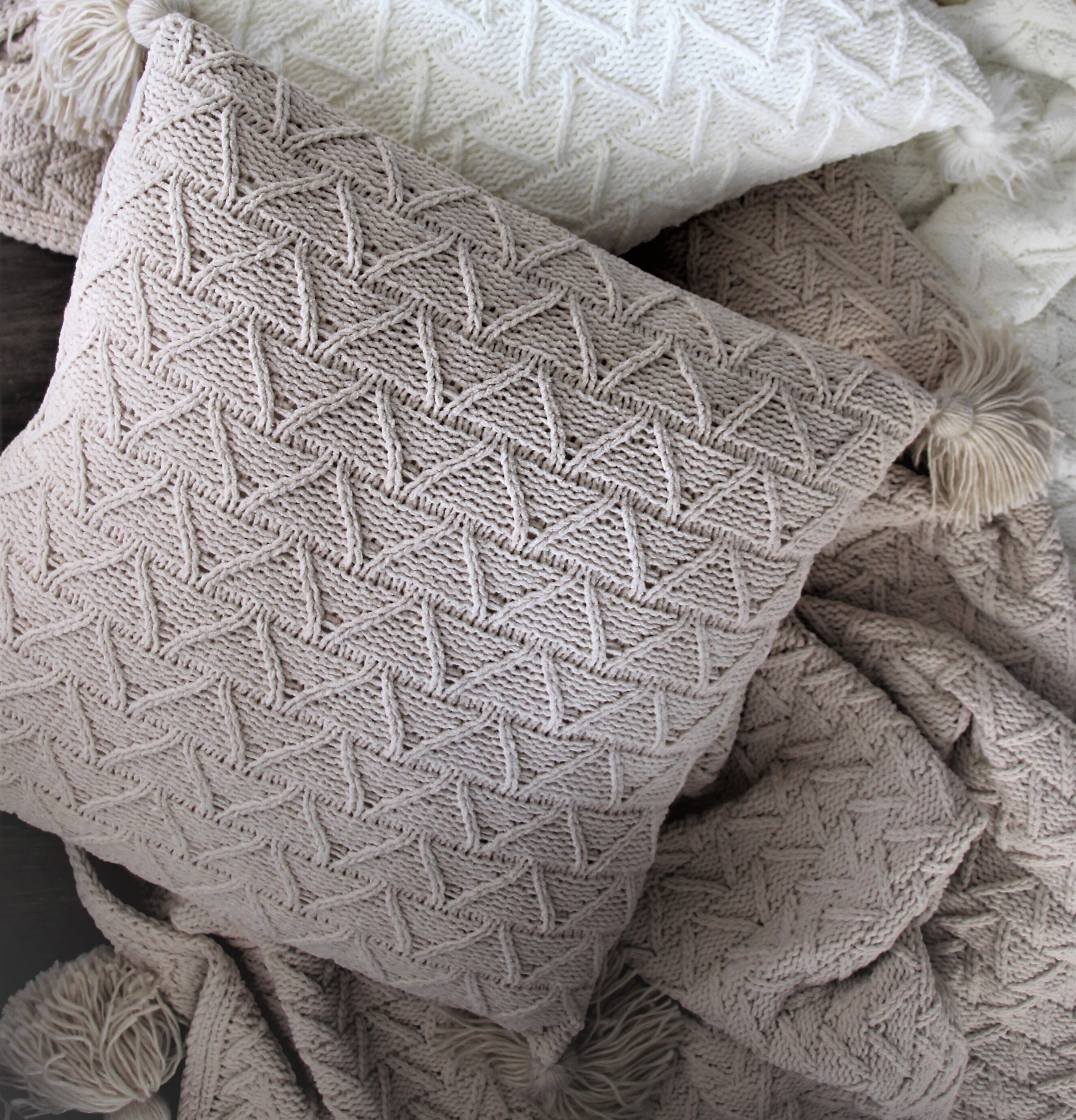 Kudde Maja Beige från Majas Cottage med geometriskt mönster