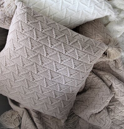 Bild av stilfulla kuddar med intrikata mönster