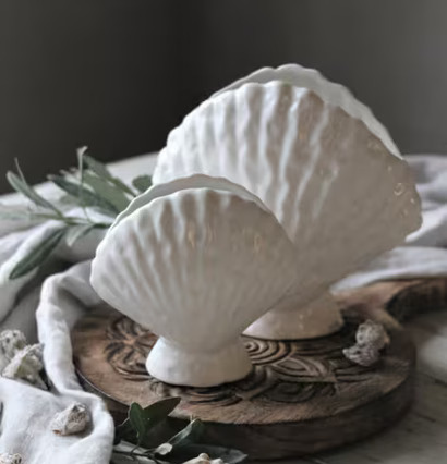 Seashell Vas Liten från Majas Cottage på ett snidat träfat