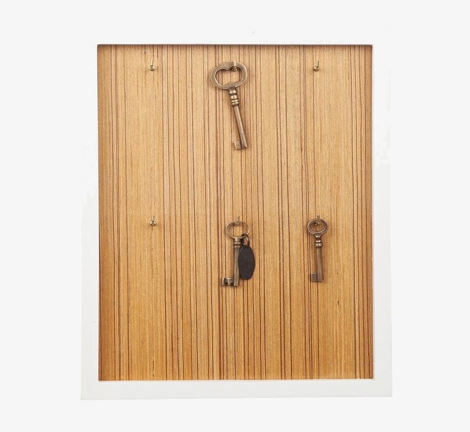Bild av trätavla med antika nycklar och vit ram
