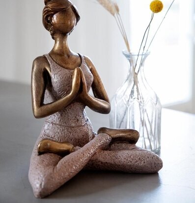 Bild av elegant skulptur i meditativ yogaposition