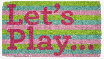 Bild av färgglad dörrmatta med texten Let's Play