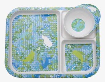 Foto av tallrik och skål med djurmotiv i blått och grönt