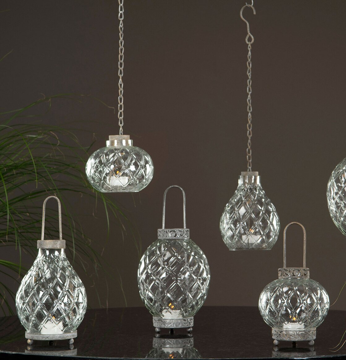 Foto av eleganta glaslyktor med detaljerade mönster