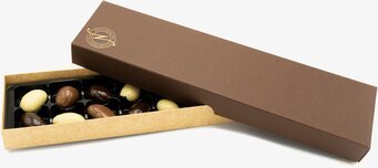 Bild av elegant presentask med lyxiga chokladägg