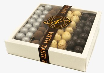 Bild av elegant presentask med fyra sorters choklad