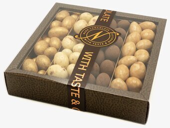 Bild av elegant chokladask med fyra smakvariationer