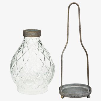 Bild av glaslykta med elegant design och metallstativ