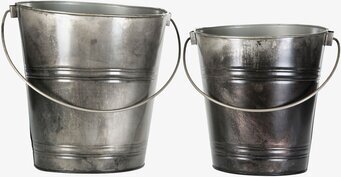 Bild av två robusta metallhinkar med rostig finish