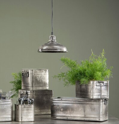 Bild av metallkrukor med industriell och rustik stil