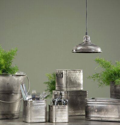 Bild av zinkkrukor med industriell och rustik känsla