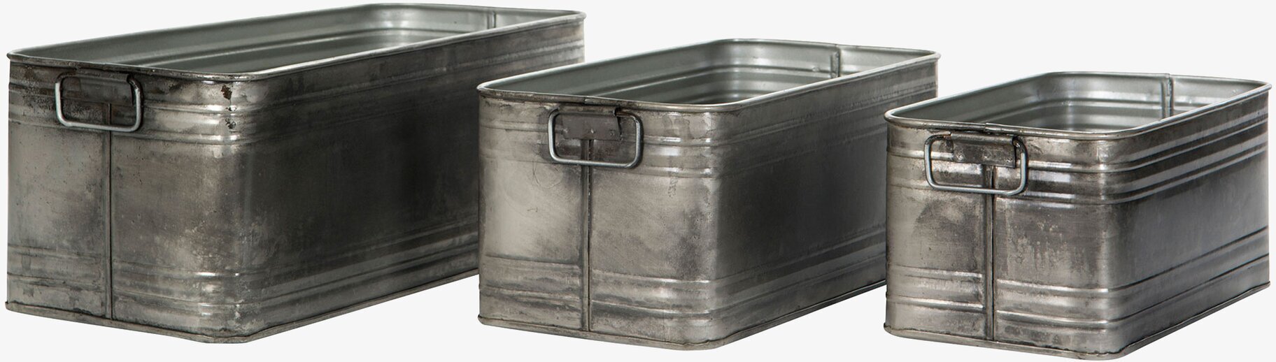 Bild av industriella metallkrukor i olika storlekar