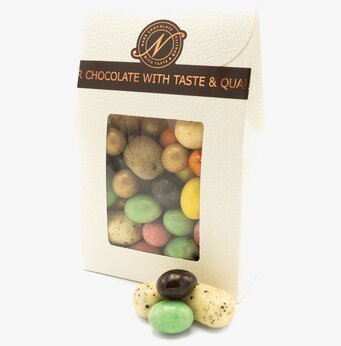 Bild av stilren förpackning med färgglada godsaker