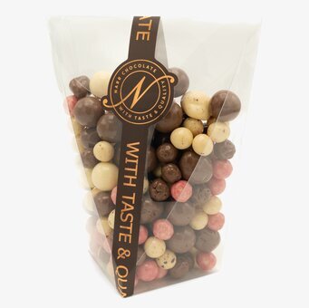 Bild av elegant chokladförpackning med färgglada kulor