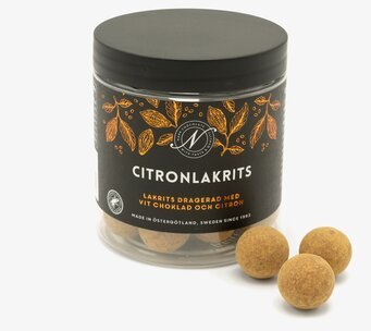 Bild av elegant konfektpresentation med citrus och lakrits