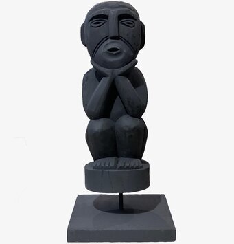 Bild av stiliserad svart figurin med konstnärlig design