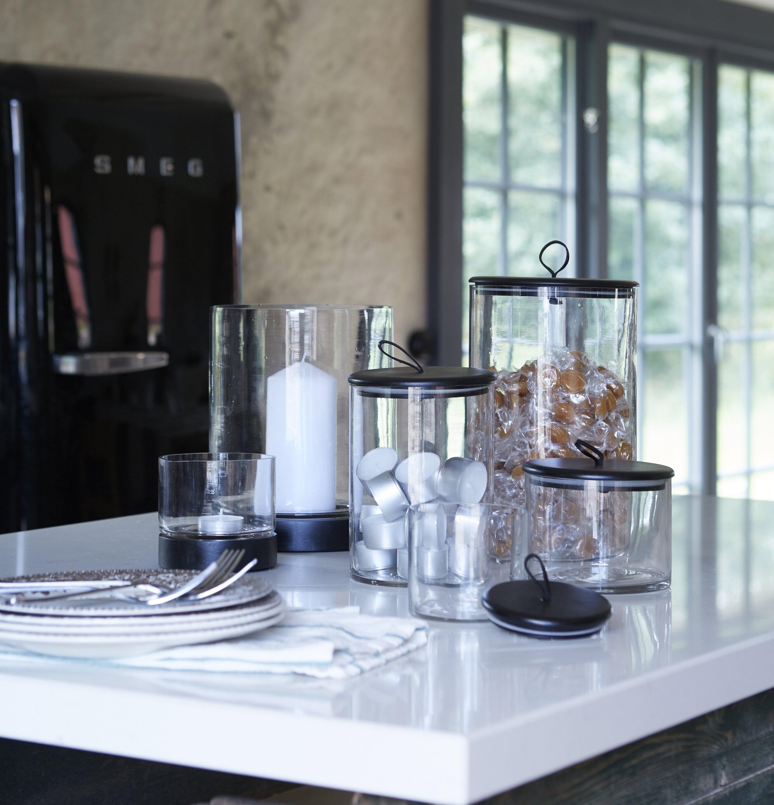 Glasburk Kuta Svart M från Wikholm Form på vit köksbänk