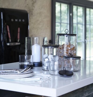 Bild av smakfullt inrett modernt kök med glasburkar